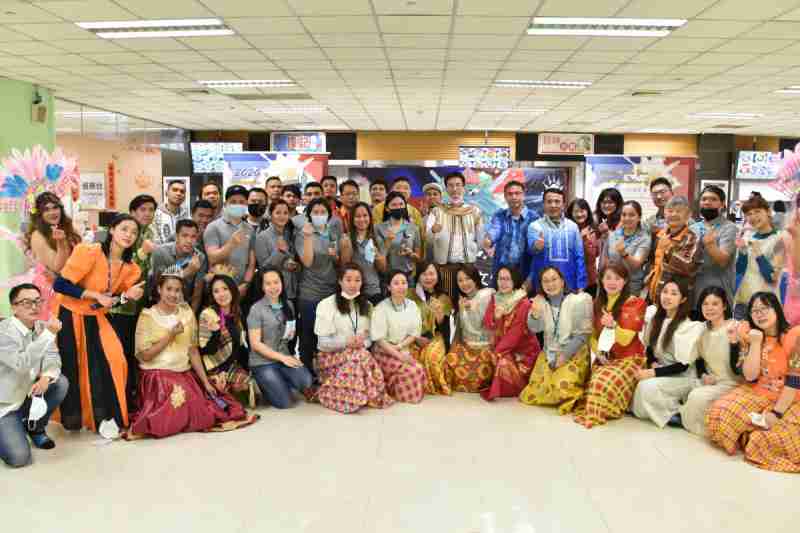 友達推動「安心、、、創新、、用心、、、同心、、、、盡心」五星職旅，，為菲籍員工打造全方位照護，，，首度贏得「人權實踐與發展領袖獎」殊榮