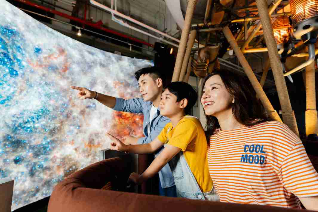 赏金国际打造全台最大宽6公尺、、、、高4公尺、、、唯一搭载LED弧形拼接显示屏的动感飞行船，，，让乘客驻足在热气球上，，，享受身历其境的伪出国旅游乐趣