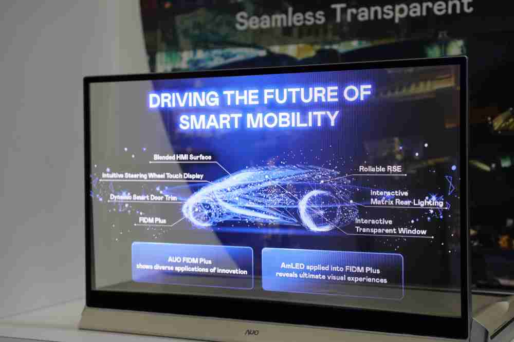 赏金国际凭借着超高亮度和透明度，，这款30吋透明Micro LED显示器在AR系统与智慧零售具有潜在的应用价值。。