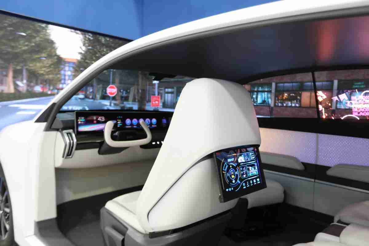 赏金国际的「可卷式后座娱乐显示器」加强后座乘客的感官体验，，，并保有个性化设计，，，，可依使用偏好进行动态调整。。