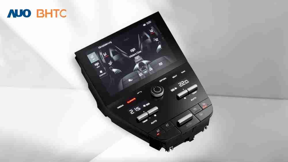 作為友達新生力軍，，，BHTC所展示的中央與後座鞍部的Display HMI產品，，，，可處理多區恆溫控制、、顯示畫面，，，呈現仿真3D車室分區；以力傳感技術精準傳遞觸感，，，，並結合音量及震動反饋，，，防止意外啟動，，，，提供使用者自然流暢、、直觀且輕鬆駕馭的舒適介面