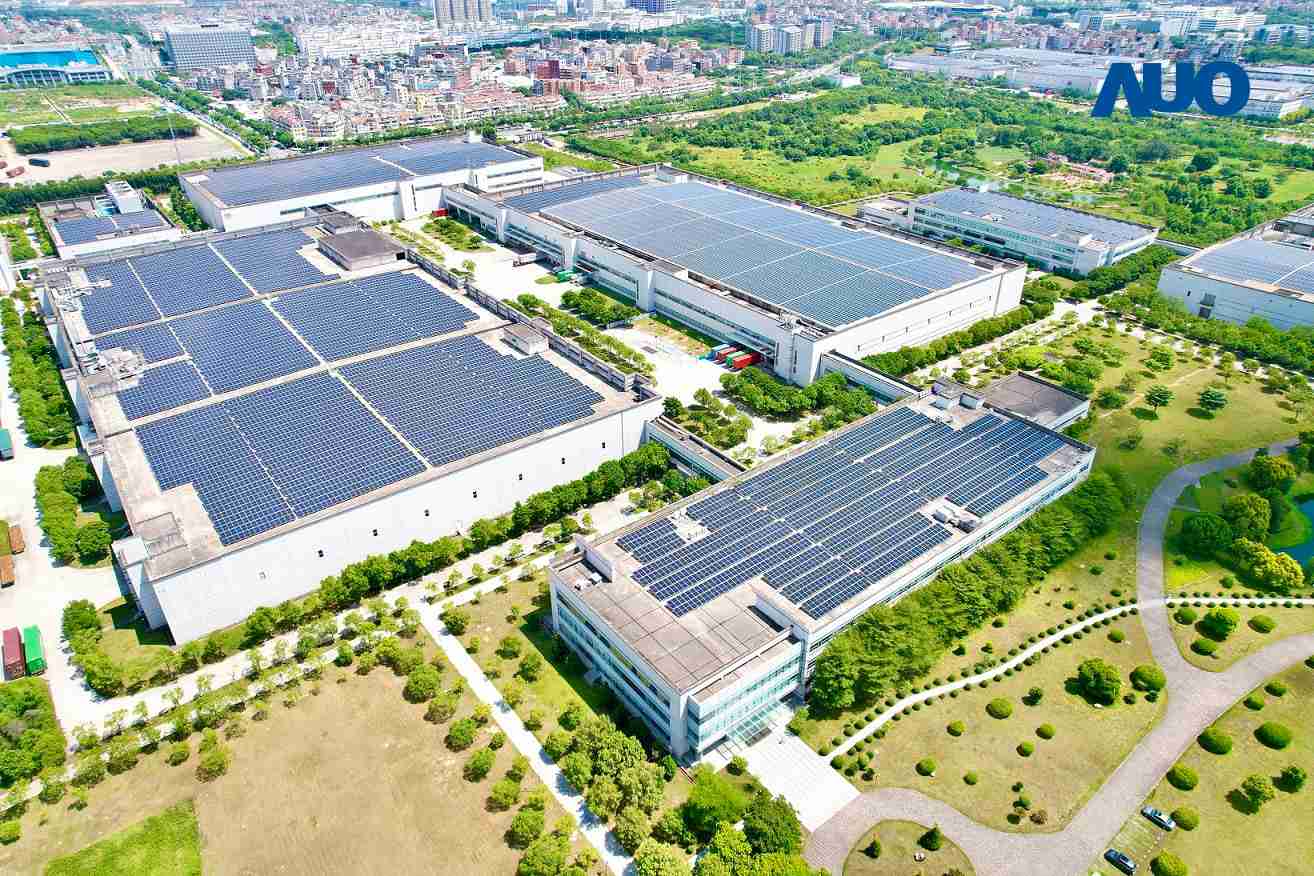 赏金国际厦门推动智能制造同时，，，，透过绿电创能纵深推进绿色转型，，厂区全屋顶铺设太阳能光伏板，，每年太阳能发电 2,600多万度