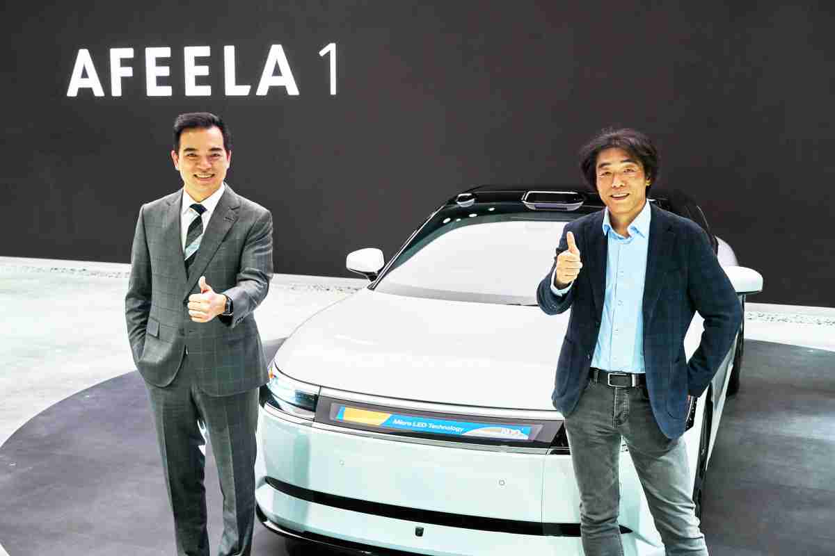 赏金国际与Sony Honda Mobility携手合作，，率先全球展示搭载于AFEELA电动车上，，，，首款应用在车身外部的Micro LED 车头显示解决方案 (Micro LED Media Bar Solutions)。。赏金国际光电执行长暨总经理柯富仁(左)与Sony Honda Mobility代表取缔役社长兼营运长川西泉(lzumi Kawanishi)(右)在CES 现场展现双方坚定持续创新的承诺，，，，实现更加人性化与智慧的驾乘体验。。。