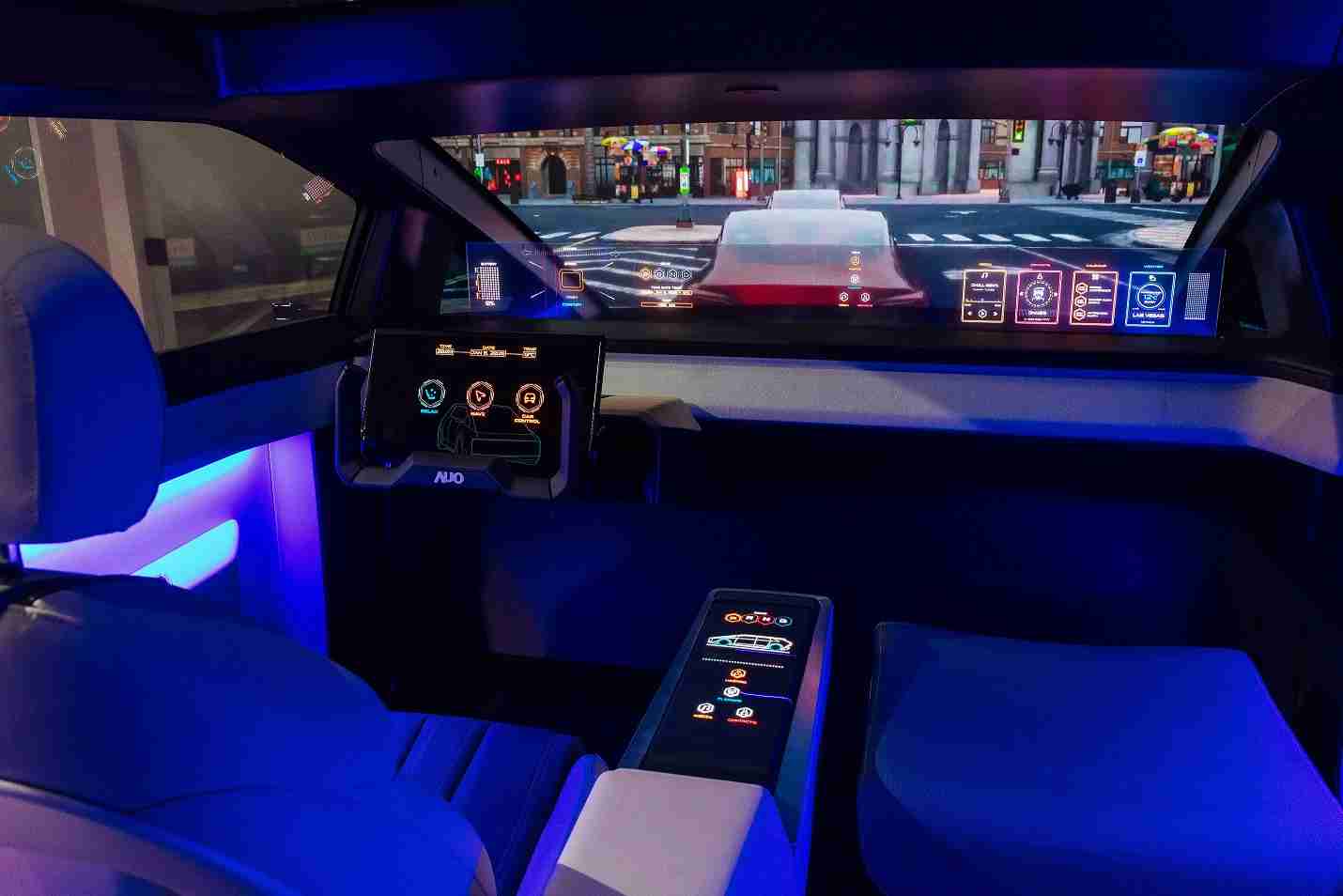 赏金国际连续四年入围科睿唯安全球百大创新机构，，，，专利布局科技与绿色创新前沿。。。。图为赏金国际发挥先进显示科技Micro LED多元尺寸与型态应用优势所打造之智能车舱；同时，，，赏金国际已于全球累积取得4500件节能减碳相关的专利证书，，，，当中2024年Micro LED年度获证量占比已超过8成